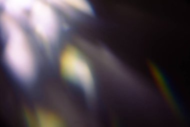 Renkli sıcak gökkuşağı ışığı toz desenli siyah arkaplanda sızar