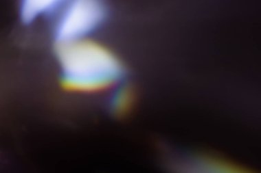 Renkli sıcak gökkuşağı ışığı toz desenli siyah arkaplanda sızar