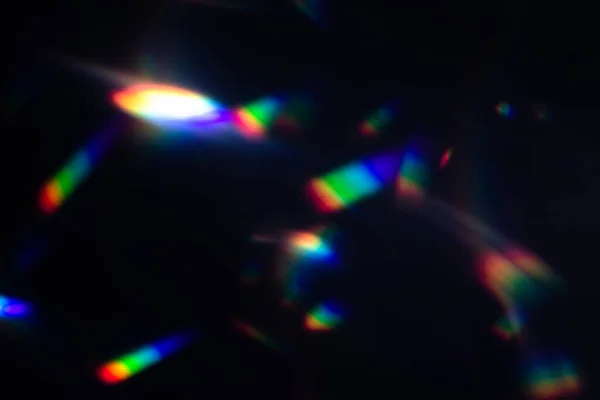 Colorido arco iris caliente luz de cristal fugas sobre fondo negro — Foto de Stock