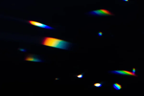 Fuites de lumière cristalline arc-en-ciel chaude colorée sur fond noir — Photo