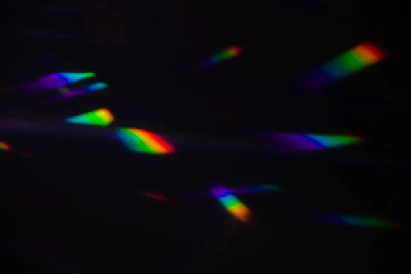 Colorido arco iris caliente luz de cristal fugas sobre fondo negro — Foto de Stock