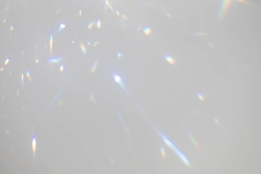 Beyaz duvarda bulanık gökkuşağı ışık kırılması dokusu