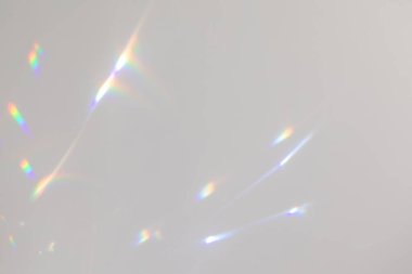 Beyaz duvarda bulanık gökkuşağı ışık kırılması dokusu