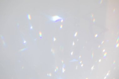 Beyaz duvarda bulanık gökkuşağı ışık kırılması dokusu