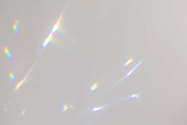 Suddig regnbåge ljus brytning struktur på vit vägg — Stockfoto
