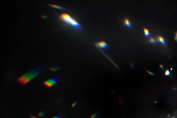 Colorido arco-íris quente cristal vazamentos de luz no fundo preto — Fotografia de Stock