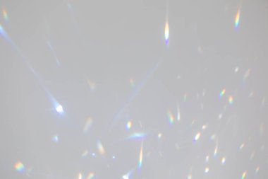 Beyaz duvarda bulanık gökkuşağı ışık kırılması dokusu