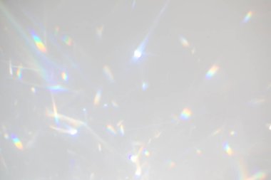 Beyaz duvarda bulanık gökkuşağı ışık kırılması dokusu