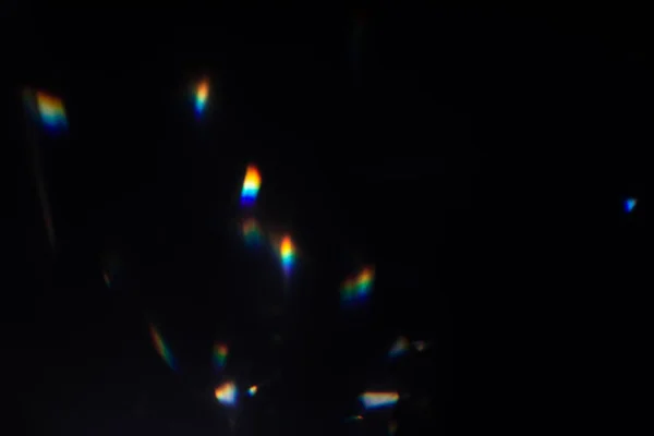 Красочные теплые радуги хрусталь свет утечки на черном фоне — стоковое фото