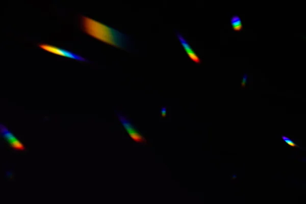 Colorido arco iris caliente luz de cristal fugas sobre fondo negro — Foto de Stock