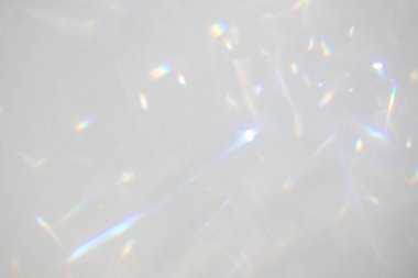 Beyaz duvarda bulanık gökkuşağı ışık kırılması dokusu