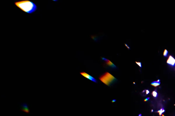 Bunte warme Regenbogenkristall Licht leckt auf schwarzem Hintergrund — Stockfoto
