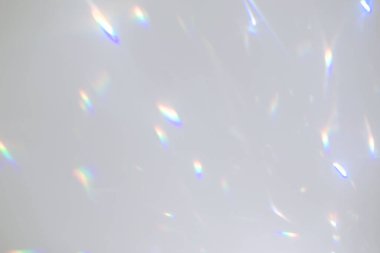 Beyaz duvarda bulanık gökkuşağı ışık kırılması dokusu