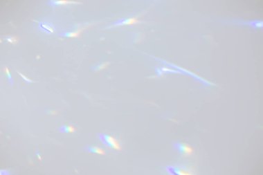 Beyaz duvarda bulanık gökkuşağı ışık kırılması dokusu