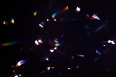 Renkli sıcak gökkuşağı kristal ışığı siyah arkaplanda sızar