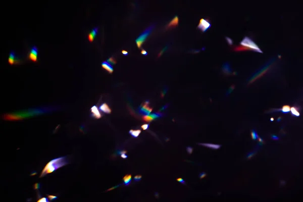Kolorowe ciepłe tęczowe kryształowe światło przecieka na czarnym tle — Zdjęcie stockowe