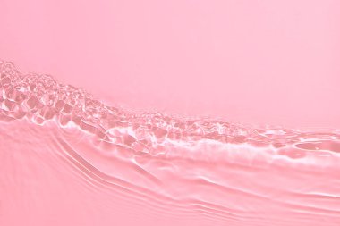 Pembe şeffaf berrak su yüzeyi dokusu yaz arkaplanı