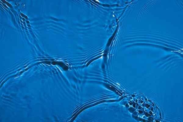 Transparent couleur bleu foncé clair texture de surface de l'eau calme — Photo