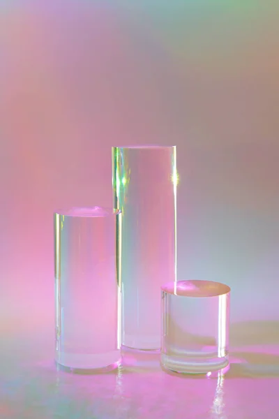 Tre klart glas cylinder podiums på pastell holografisk färgad bakgrund — Stockfoto