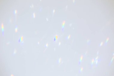 Beyaz duvarda bulanık gökkuşağı ışık kırılması dokusu