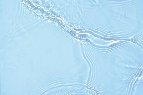 şeffaf mavi renkli durgun su yüzeyi dokusu 