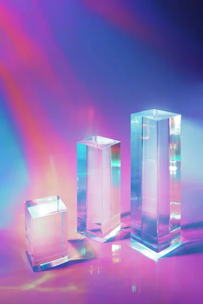Три прозорі скляні прямокутники призми подіуми на голографічному кольоровому фоні — стокове фото