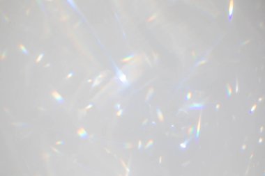 Beyaz duvarda bulanık gökkuşağı ışık kırılması dokusu