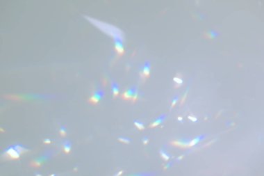 Beyaz duvarda bulanık gökkuşağı ışık kırılması dokusu