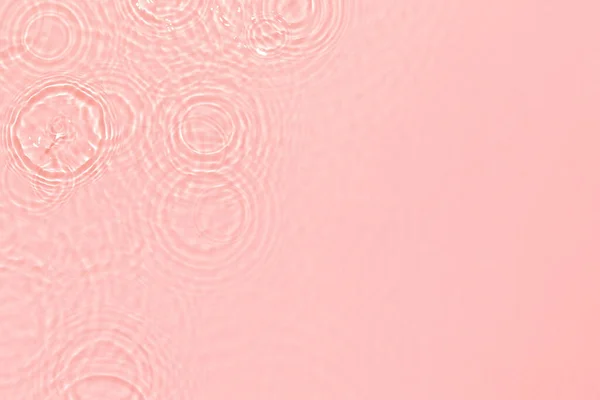 Ροζ διάφανη επιφάνεια διαυγές νερό υφή καλοκαιρινό φόντο — Φωτογραφία Αρχείου