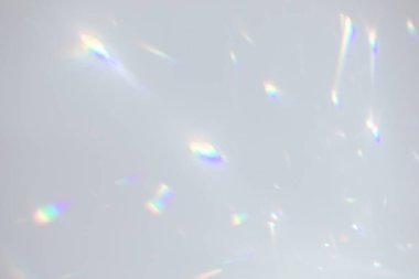 Beyaz duvarda bulanık gökkuşağı ışık kırılması dokusu