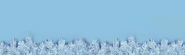 Bandiera natalizia con bordo di rami di abete azzurro su sfondo blu — Foto Stock