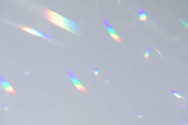 Beyaz duvarda bulanık gökkuşağı ışık kırılması dokusu