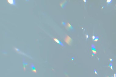 Beyaz duvarda bulanık gökkuşağı ışık kırılması dokusu