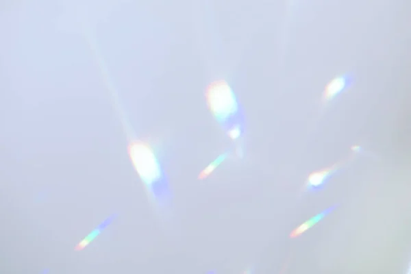 白い壁に虹色の光屈折テクスチャ — ストック写真