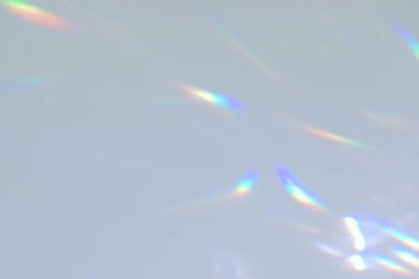 Beyaz duvarda bulanık gökkuşağı ışık kırılması dokusu