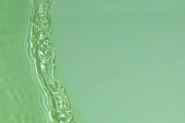 Πράσινο διαφανές καθαρό νερό επιφάνεια υφή καλοκαιρινό φόντο — Φωτογραφία Αρχείου