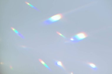 Beyaz duvarda bulanık gökkuşağı ışık kırılması dokusu