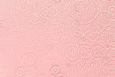 Pembe şeffaf berrak su yüzeyi dokusu yaz arkaplanı