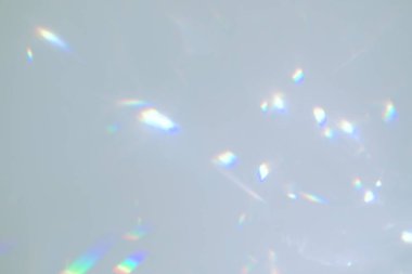 Beyaz duvarda bulanık gökkuşağı ışık kırılması dokusu