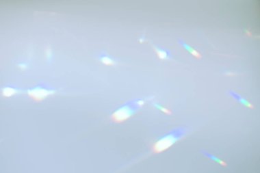 Beyaz duvarda bulanık gökkuşağı ışık kırılması dokusu