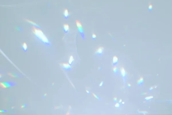 白い壁に虹色の光屈折テクスチャ — ストック写真
