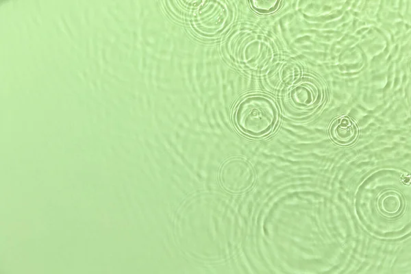 Verde transparente superfície de água clara textura verão fundo — Fotografia de Stock