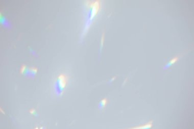 Beyaz duvarda bulanık gökkuşağı ışık kırılması dokusu