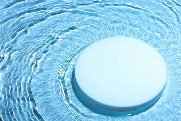 Порожній подіум білого кола на прозорому синьому фоні води з копіювальним простором — стокове фото