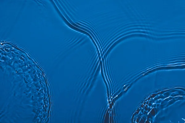 Διαφανές σκούρο μπλε χρώμα σαφή υφή ήρεμη επιφάνεια του νερού — Φωτογραφία Αρχείου