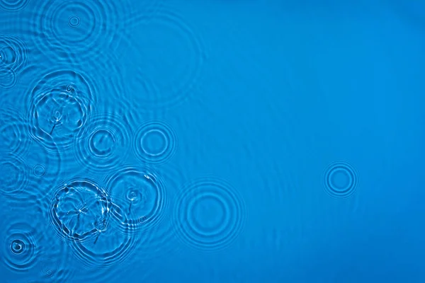 Διαφανές σκούρο μπλε χρώμα σαφή υφή ήρεμη επιφάνεια του νερού — Φωτογραφία Αρχείου