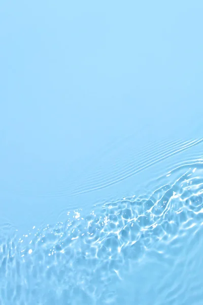 Przezroczysty niebieski kolor jasny spokojna powierzchnia wody tekstury — Zdjęcie stockowe