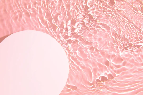 透明粉色清澈水底的白色圆形平台 — 图库照片