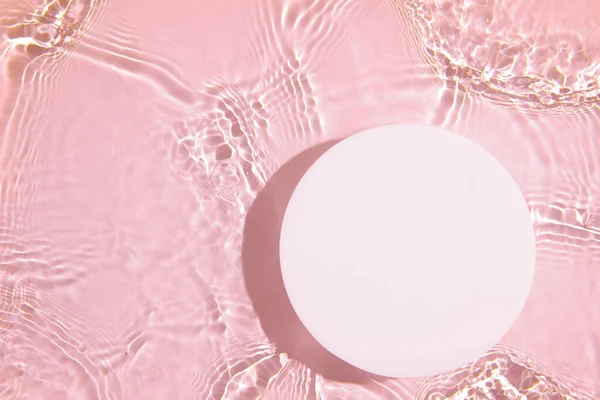 Порожній подіум білого кола на прозорому рожевому прозорому водному фоні — стокове фото