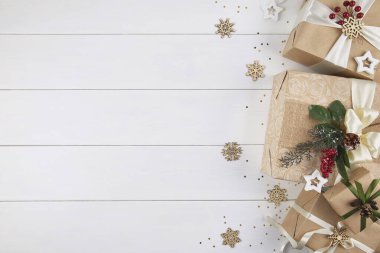 Beyaz ahşap masa arkaplanındaki Kraft kağıdına sarılı hediye kutularının sınırı